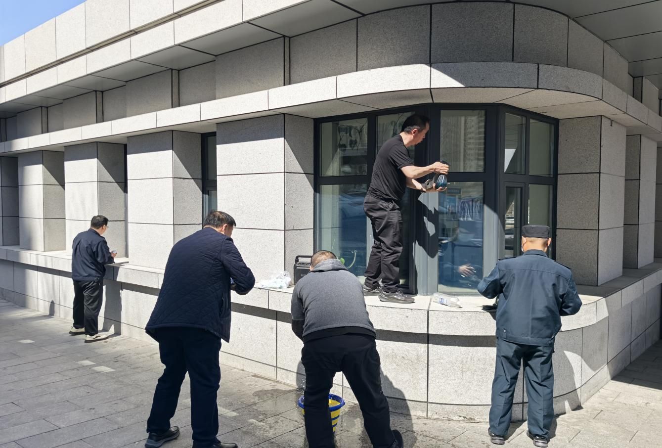 党旗飘扬践初心 守护健康净环境——保卫科党支部开展爱国卫生月大扫除活动